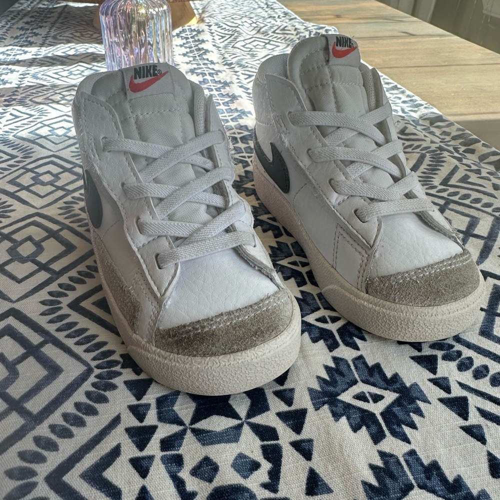 Nike Blazer Mid ‘77 Kids High Mid Top Sneakers - White/Grey and Black Size 8 c - Picture 2 of 4